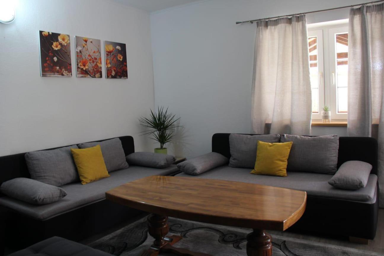 Apartman Lilium Knin Luaran gambar